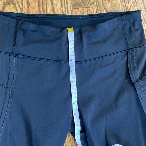 Black, cropped Lululemon leggings with pockets, ruched bottoms and zipped pocket - Picture 15 of 15